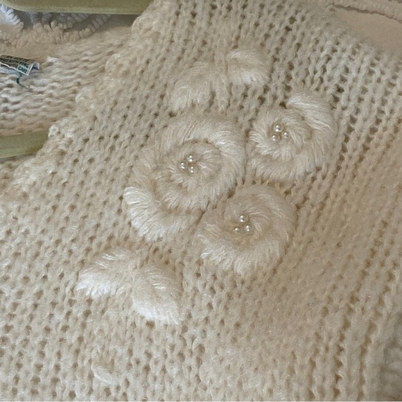 Vintage Colleen’s Collectables white sweater with white flowers - Picture 3 of 7